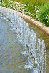 fontanna woda kwiaty krzew park - obrazy, fototapety, plakaty