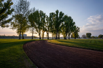 Die Poller-Wiesen in Köln / Tartanbahn / Sonnenuntergang / Sportanlage