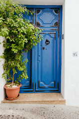 Puerta típica de pueblo español con paredes encaladas blancas - 501298193