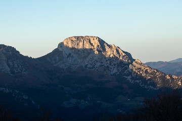 Fototapeta na wymiar rocky peaks of the urkiola mountains in the basque country