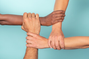 Solidarit&eacute; mains reli&eacute;es sur fond bleu ciel