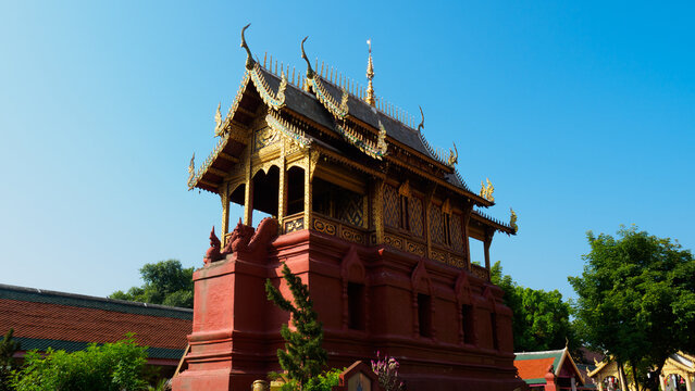 Hor Dhama's architectural style is influenced by Lanna arts and architecture, decorated with woodcarvings and shinny glazed glass. The building keeps Tripitaka script and a golden Buddha image.