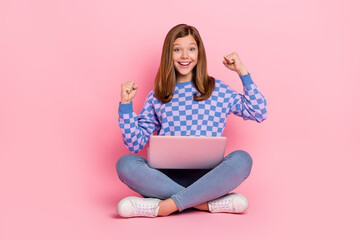 Full length photo of blond teenager girl hold laptop yell wear sweater jeans shoes isolated on pink background
