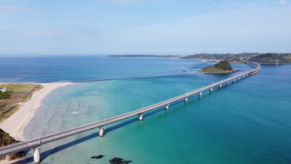 Obraz premium 【角島大橋】山口県下関市豊北町大字神田自然と町並み～ドローン空撮 角島の青い海と空
