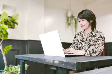 オンラインミーティング中の女性