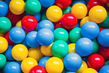 Kolorowe kule zrobione z plastiku w suchym basenie. Pełne kolorów tło.  - obrazy, fototapety, plakaty