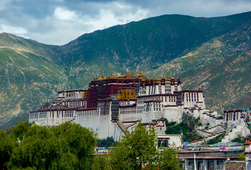 View of the Potala palace in Lhasa, Tibet
 - obrazy, fototapety, plakaty