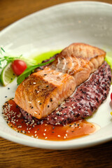 Grilled salmon fillet with lime