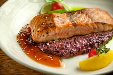 Grilled salmon fillet with lime