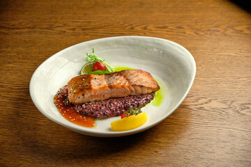 Grilled salmon fillet with lime