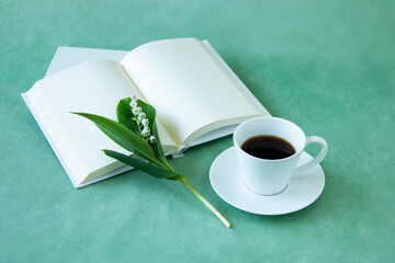 本とコーヒーとスズランの花