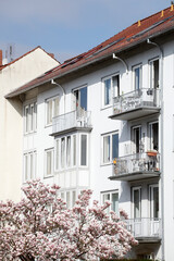 Fototapeta na wymiar Modernes, weisses Wohngebäude im Frühling, Bremen, Deutschland, Europa