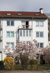 Modernes, weisses  Wohngebäude im Frühling, Bremen, Deutschland, Europa