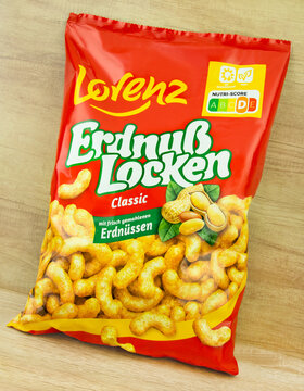 1 T&uuml;te Lorenz Erdnu&szlig; Locken Classic mit Nutri-Score auf Holz