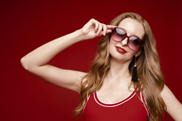 Naklejka premium Beautiful female model posing on red background