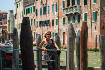 la donna tra gli ormeggi,nei canali di Venezia
