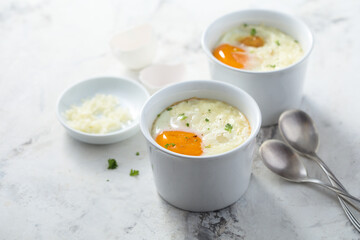 Baked beans with egg and cheese