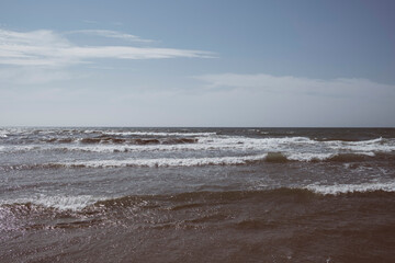 Mare, cielo e nuvole sulla riviera adriatica durante l' inverno