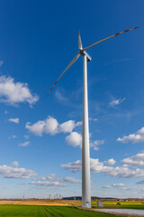 Turbina widoczna na błękitnym niebie.	 - obrazy, fototapety, plakaty