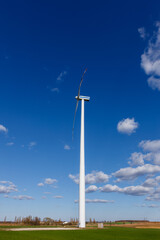 Profilowa perspektywa turbiny wiatrowej. Ekologiczne rozwiązanie dbania o przyrodę i uzyskania...