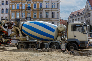 Betonomieszarka na miejskiej drodze w trakcie budowy drogi. © Clear Emotion