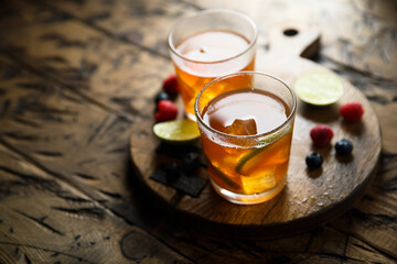 Iced tea with lime and berries