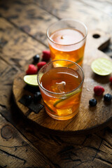 Iced tea with lime and berries