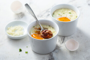 Baked beans with egg and cheese