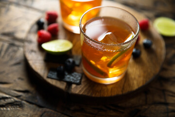 Iced tea with lime and berries