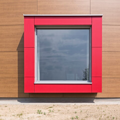 Czerwone kwadratowe okno na elewacji. Kadr frontalny - obrazy, fototapety, plakaty