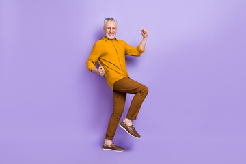 Fototapeta na wymiar Full size photo of cool old white hairdo man yell wear eyewear shirt trousers shoes isolated on purple color background