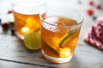 Iced tea with lime and berries