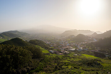 Ausblick vom Mirador Cruz del Carmen auf ein Dorf im Anaga Gebirge, Teneriffa