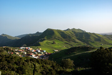 Ausblick vom Mirador Cruz del Carmen auf ein Dorf im Anaga Gebirge, Teneriffa