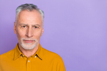 Obraz premium Photo of mature handsome man lotion balm clean pampering hairdresser isolated over violet color background