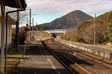 Fototapeta premium 田舎の駅から眺める山と線路