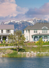 Obraz premium Vertical Puffy clouds at sunset Oquirrh Lake at the front of large residential buildings at Dayb