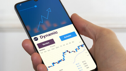Investir dans un ETF dynamique. Diversifier son investissement s'exposer à un fonds dynamic. Acheter un fonds en bourse. Spéculer sur la thématique. Texte en français.