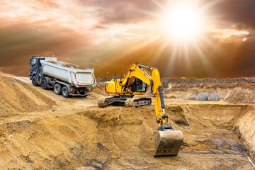 Bagger arbeitet auf einer Baustelle