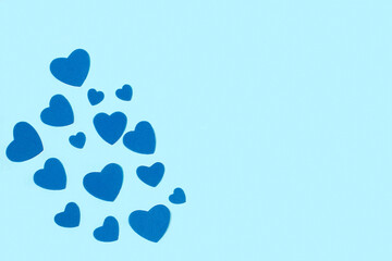 Corazones de color verde sobre un fondo liso y aislado rosa pastel. Vista superior. Copy space