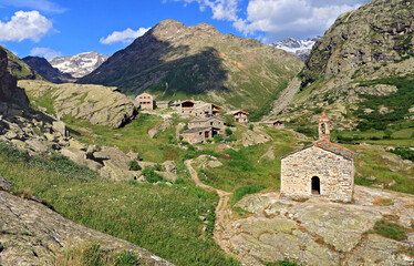 Maisons anciennes de montagne au hameau de L'écot dans les Alpes.