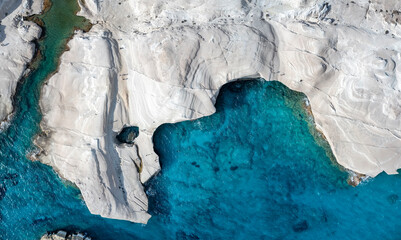 Panorama Luftaufnahme der weißen Kreidefelsen von Sarakiniko, zerklüftete Felsenlandschaft und...