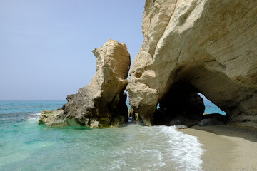 grotta scoglio mare sabbia bianca