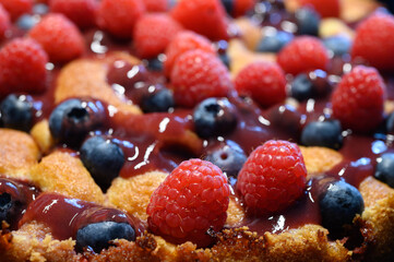Gâteau aux fruits, framboises et myrtilles