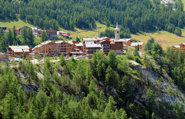 Fototapeta na wymiar Le village de Tignes dans la vallée alpine de l'Iseran.
