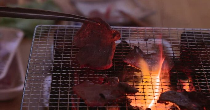 炭火で焼く美味しそうなステーキ