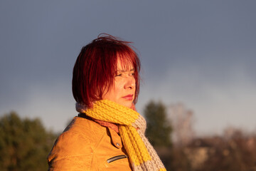 Rothaarige Frau vor Abendhimmel