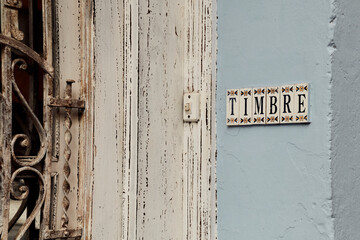 Puerta antigua con timbre