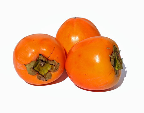 caqui o persim&oacute;n fruta fresca sobre fondo blanco