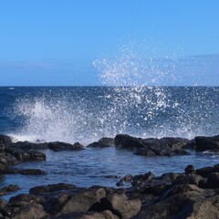 Fototapeta Fala rozbryzgująca się o kamieniste wybrzeże wyspy Fuerteventura obraz